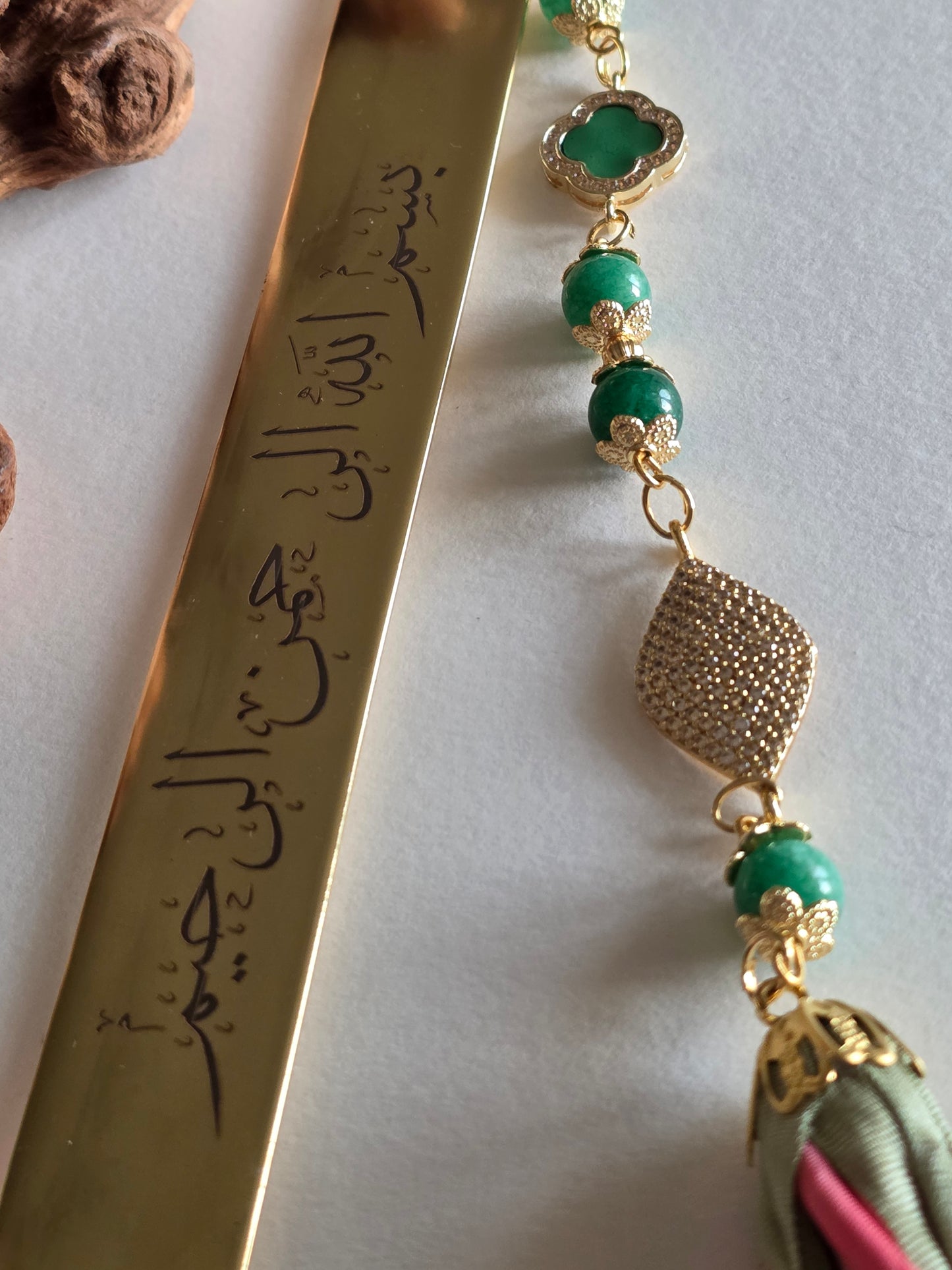 Jade Natural Stones/ Ombre Pink Tulips with Bookmark Gift Set [اليشم]