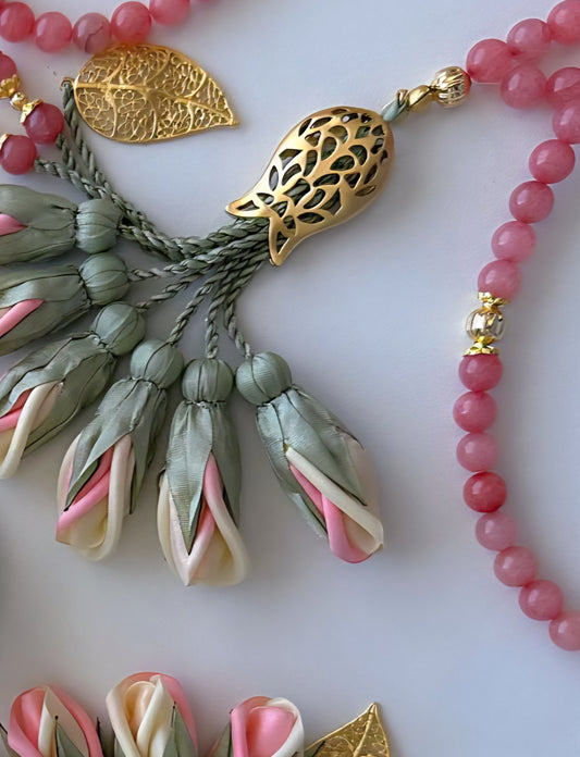 PRE-ORDER طلب مسبق - Jade Natural Stones/ Crimson Tulips [اليشم] سيتم شحن الطلب بتاريخ ٣/٣ باذن الله .... تنويه: قد تختلف ألوان أو بعض اكسسوارات المنتج قليلاً عن الصور المعروضة وذلك حسب توفرها