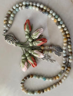 PRE-ORDER طلب مسبق -  Amazonite Natural Stones/ Shades of Peach Tulips [الأمازونيت] سيتم شحن الطلب بتاريخ ٣/٣ باذن الله ...  تنويه: قد تختلف ألوان أو بعض اكسسوارات المنتج قليلاً عن الصور المعروضة وذلك حسب توفرها