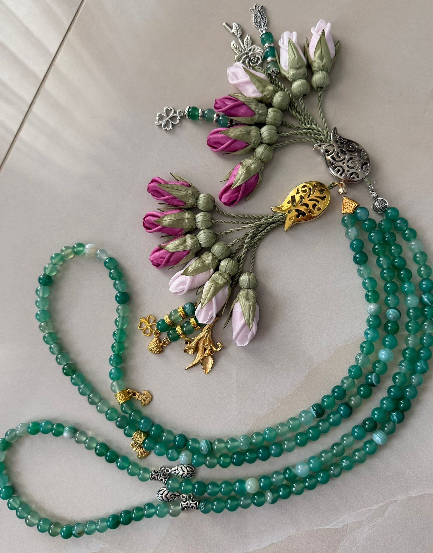 PRE-ORDER طلب مسبق - Agate Natural Stones/ Shades of Pink Tulips with SILVER accents [عقيق] سيتم شحن الطلب بتاريخ ٣/٣ باذن الله .... تنويه: قد تختلف ألوان أو بعض اكسسوارات المنتج قليلاً عن الصور المعروضة وذلك حسب توفرها