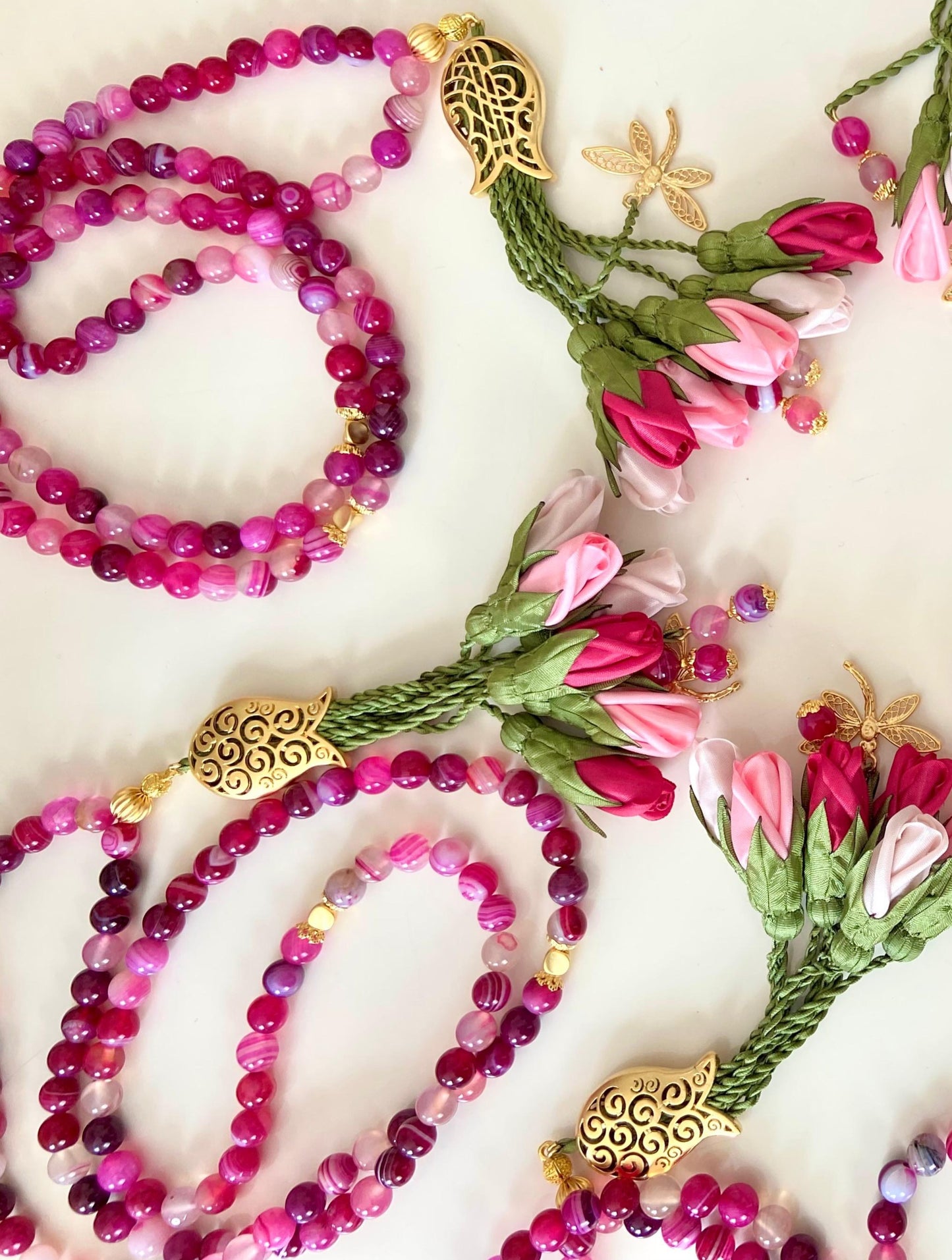 PRE-ORDER طلب مسبق - Agate Natural Beads / Shades of Pink Tulips [عقيق]                               سيتم شحن الطلب بتاريخ ٣/٣ باذن الله .... تنويه: قد تختلف ألوان أو بعض اكسسوارات المنتج قليلاً عن الصور المعروضة وذلك حسب توفرها