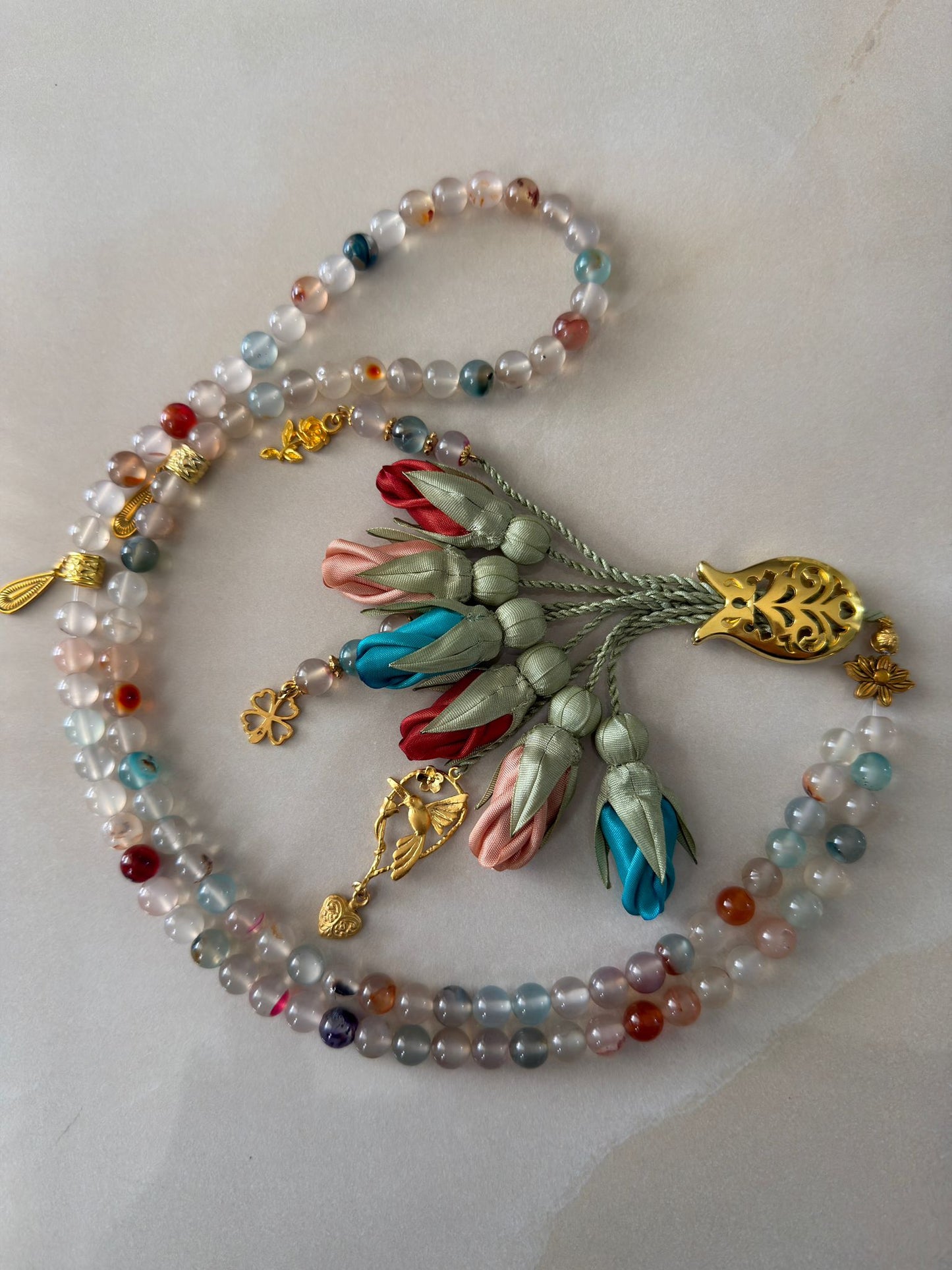 PRE-ORDER - Natural Agate Stones/ Multicolored Tulips  [عقيق]تستغرق مدة التنفيذ شهر من تاريخ الطلب 
تنويه: قد تختلف بعض ألوان واكسسوارات المنتج قليلاً عن الصور المعروضة وذلك حسب توفرها