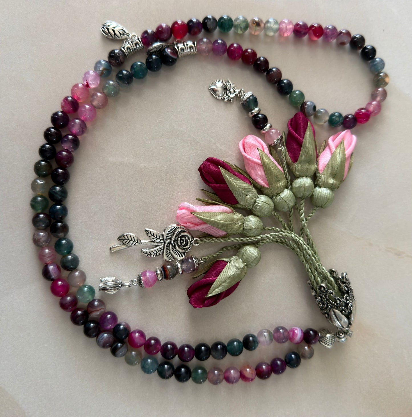 PRE-ORDER - Natural Agate Stones/ Multicolored Tulips  [عقيق]تستغرق مدة التنفيذ شهر من تاريخ الطلب 
تنويه: قد تختلف بعض ألوان واكسسوارات المنتج قليلاً عن الصور المعروضة وذلك حسب توفرها