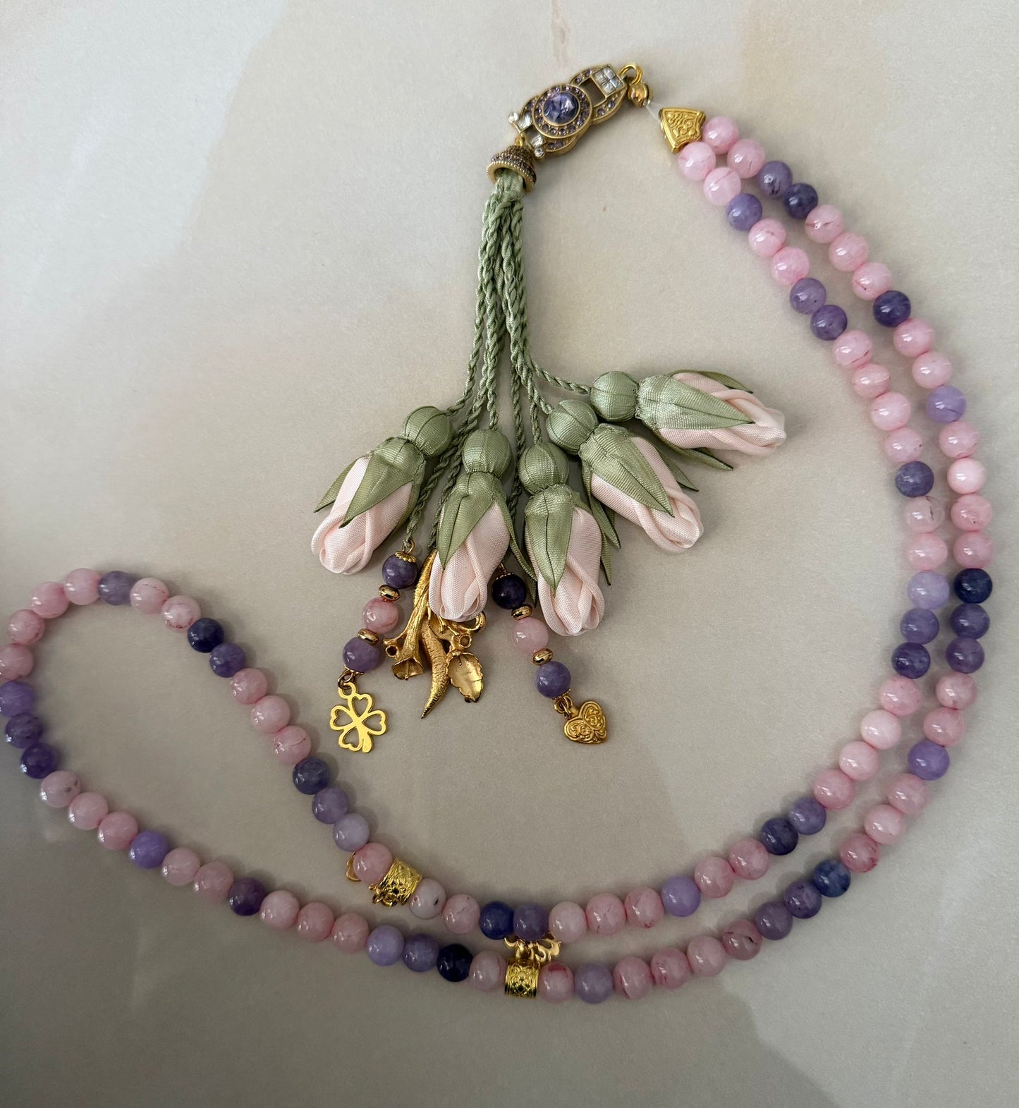 PRE-ORDER - Natural Jade Stones/ Pale Peach Tulips  [اليشم]تستغرق مدة التنفيذ شهر من تاريخ الطلب 
تنويه: قد تختلف بعض ألوان واكسسوارات المنتج قليلاً عن الصور المعروضة وذلك حسب توفرها