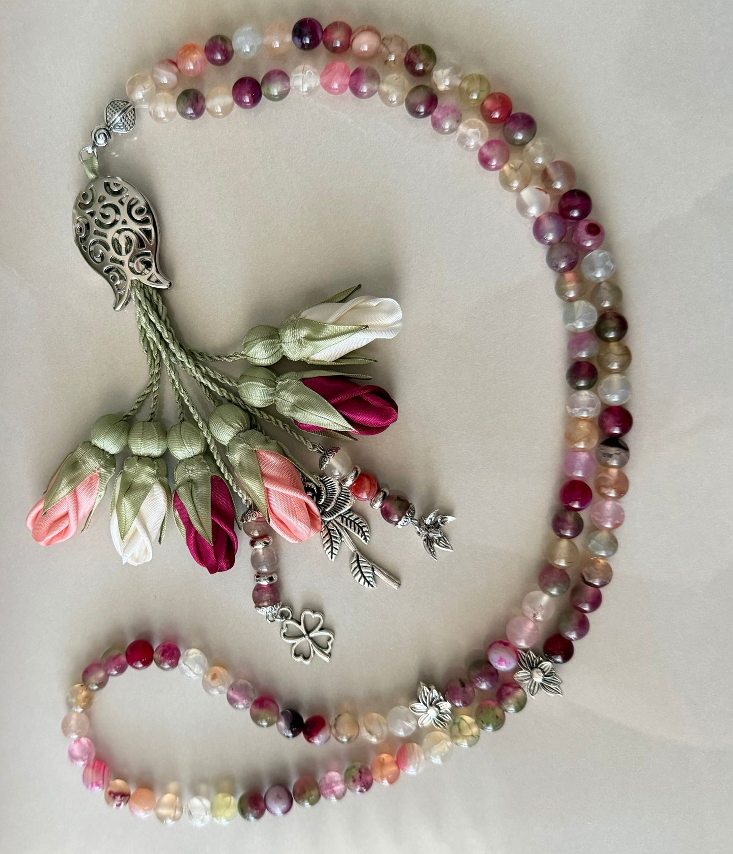 PRE-ORDER - Mixed Natural Agate & Jade Stones/ Multicolored Tulips [عقيق ويشم] تستغرق مدة التنفيذ شهر من تاريخ الطلب 
تنويه: قد تختلف بعض ألوان واكسسوارات المنتج قليلاً عن الصور المعروضة وذلك حسب توفرها