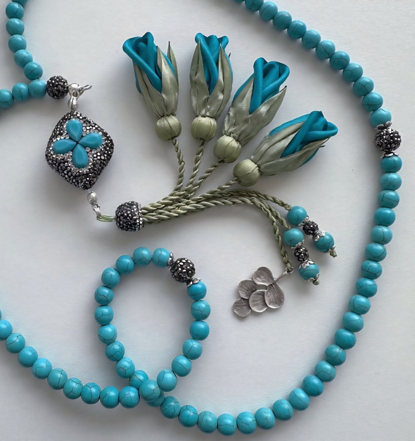 PRE-ORDER - RAMADAN COLLECTION - LIMITED EDITION - Turquoise Natural Stones/ Turquoise Tulips [ فيروز]                             تستغرق مدة التنفيذ اسبوعين تقريباً
تنويه: قد تختلف ألوان وبعض اكسسوارات المنتج قليلاً عن الصور المعروضة وذلك حسب توفرها