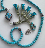 PRE-ORDER - RAMADAN COLLECTION - LIMITED EDITION - Turquoise Natural Stones/ Turquoise Tulips [ فيروز]                             تستغرق مدة التنفيذ اسبوعين تقريباً
تنويه: قد تختلف ألوان وبعض اكسسوارات المنتج قليلاً عن الصور المعروضة وذلك حسب توفرها