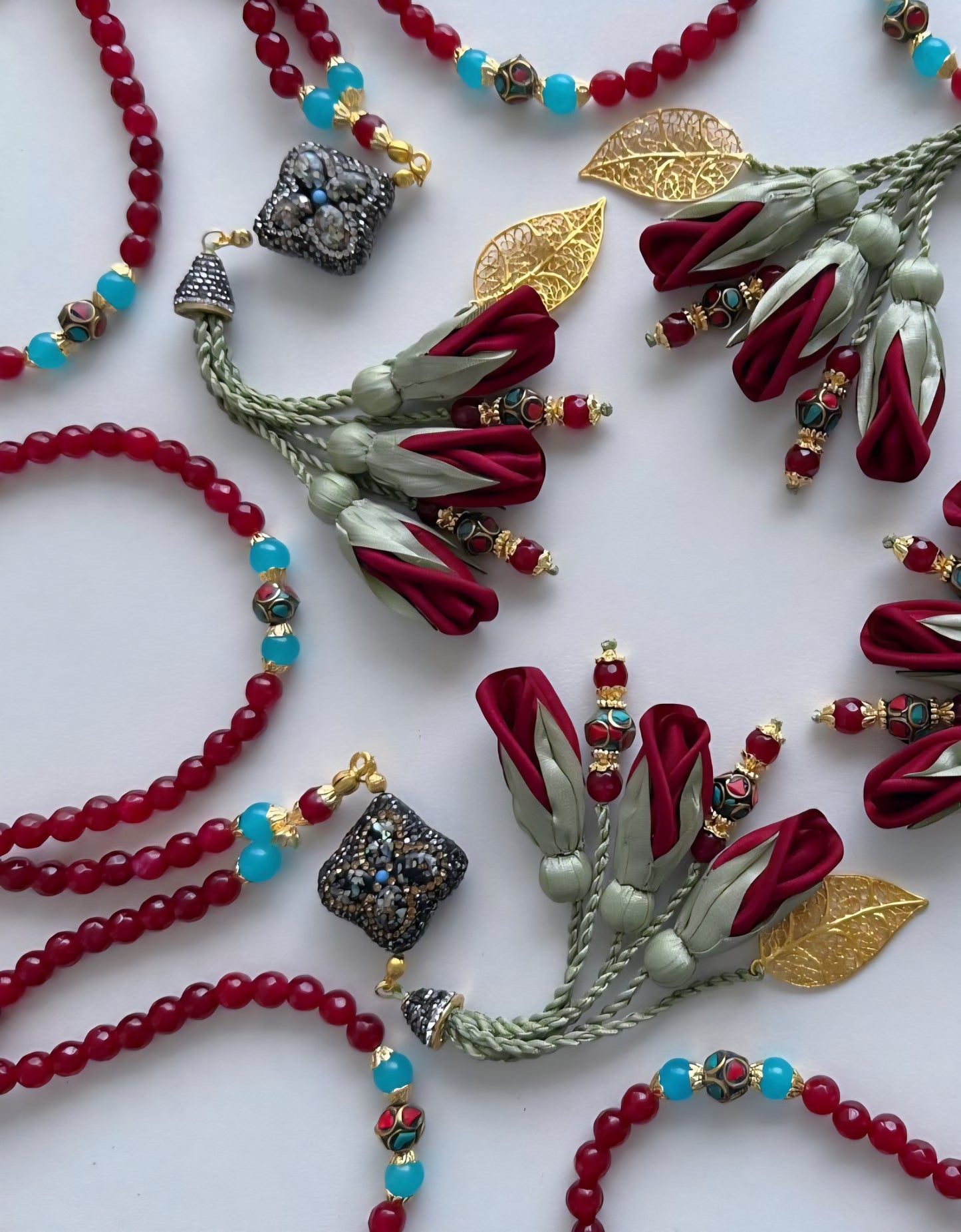 PRE-ORDER - RAMADAN COLLECTION - LIMITED EDITION - Jade Natural Stones/ Shades of Red Tulips [ اليشم]                             تستغرق مدة التنفيذ اسبوعين تقريباً
تنويه: قد تختلف ألوان وبعض اكسسوارات المنتج قليلاً عن الصور المعروضة وذلك حسب توفرها