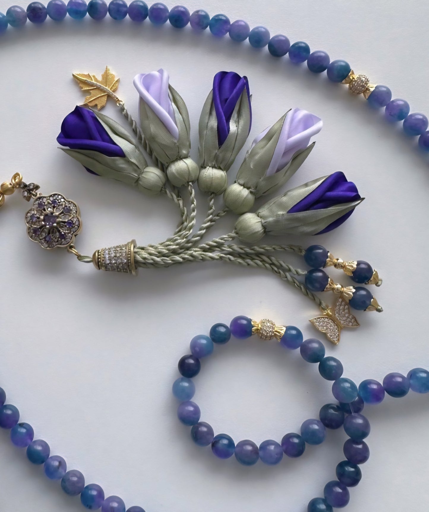 PRE-ORDER - RAMADAN COLLECTION - Jade Natural Stones/ Shades of Purple Tulips [ اليشم]                     تستغرق مدة التنفيذ اسبوعين تقريباً
تنويه: قد تختلف ألوان وبعض اكسسوارات المنتج قليلاً عن الصور المعروضة وذلك حسب توفرها