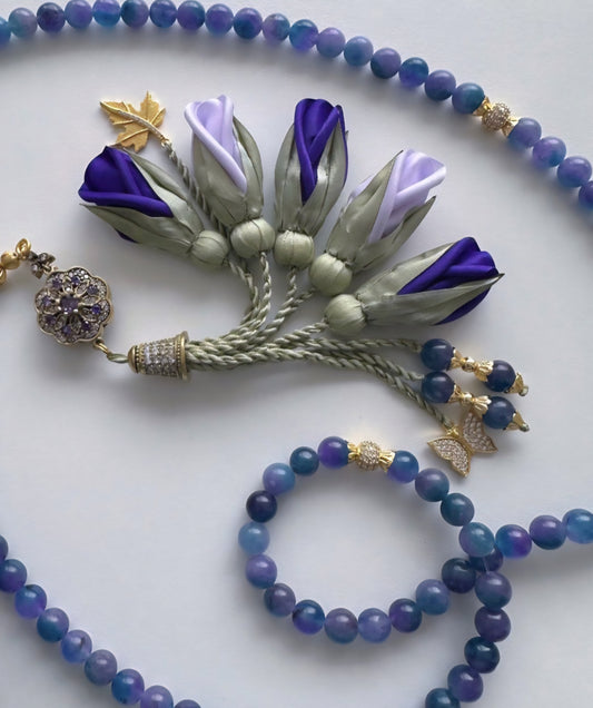 PRE-ORDER - RAMADAN COLLECTION - Jade Natural Stones/ Shades of Purple Tulips [ اليشم]                     تستغرق مدة التنفيذ اسبوعين تقريباً
تنويه: قد تختلف ألوان وبعض اكسسوارات المنتج قليلاً عن الصور المعروضة وذلك حسب توفرها