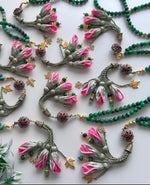 PRE-ORDER - RAMADAN COLLECTION - LIMITED EDITION - Jade Natural Stones/ Shades of Pink Tulips [ اليشم]                     تستغرق مدة التنفيذ اسبوعين تقريباً
تنويه: قد تختلف ألوان وبعض اكسسوارات المنتج قليلاً عن الصور المعروضة وذلك حسب توفرها